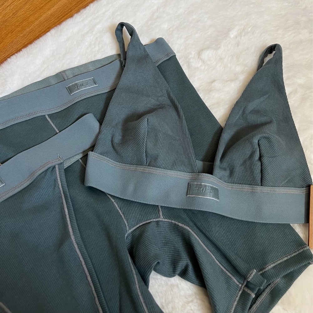 Skims Boxer Plunging bra thong set